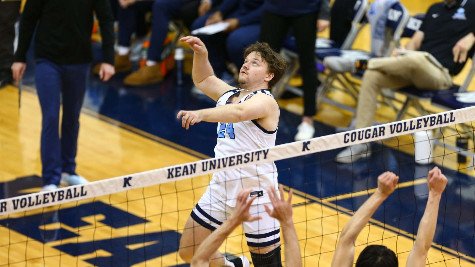 Men’s Volleyball Extends Winning Streak to Five Matches with Sweep of