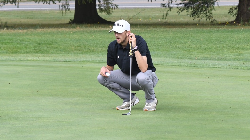 Green lining up putt