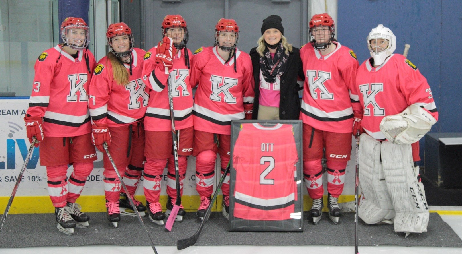 Women's Ice Hockey Honors Seniors and Celebrates Pink Day Against