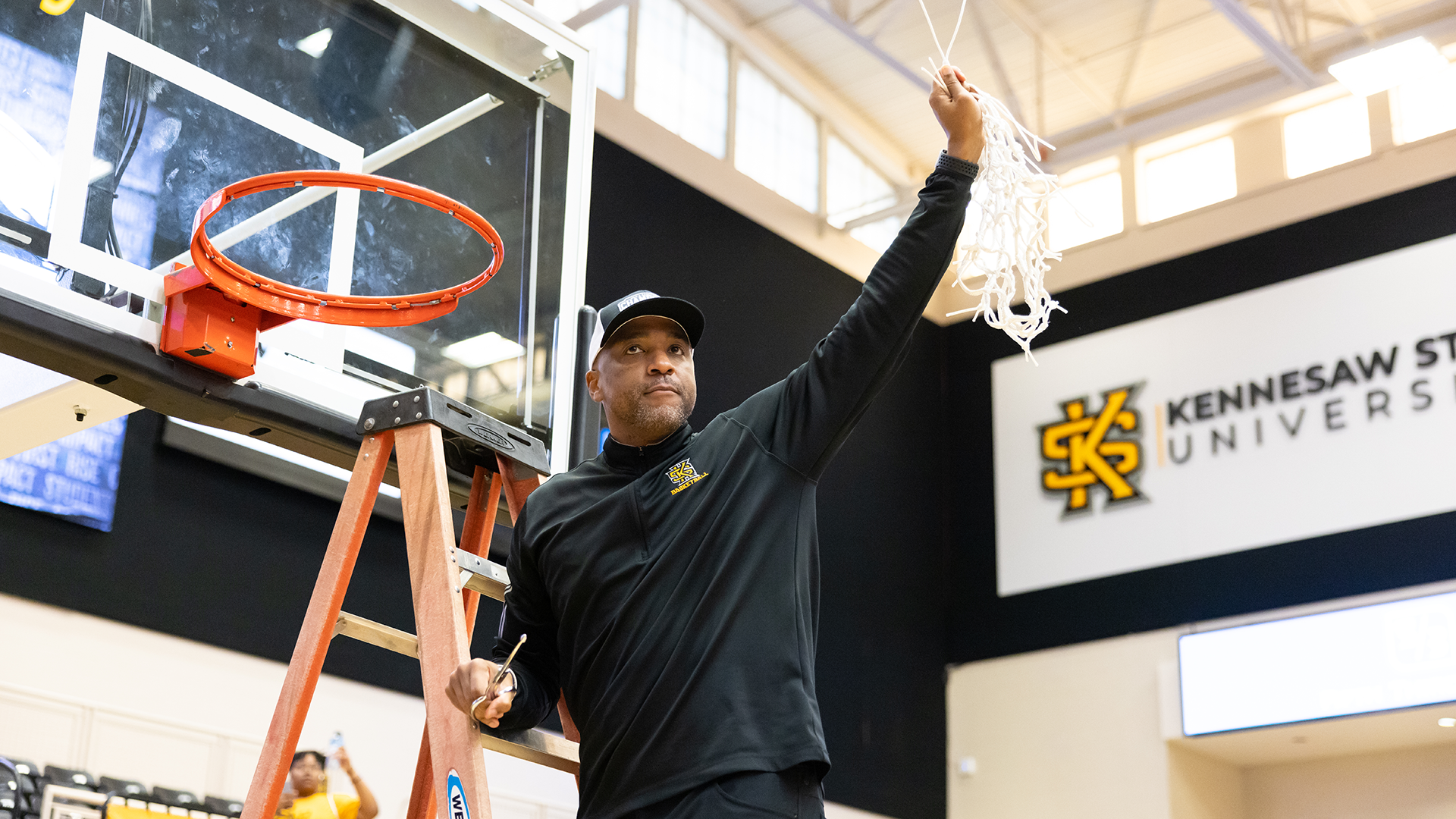 Amir Abdur-Rahim with the championship net