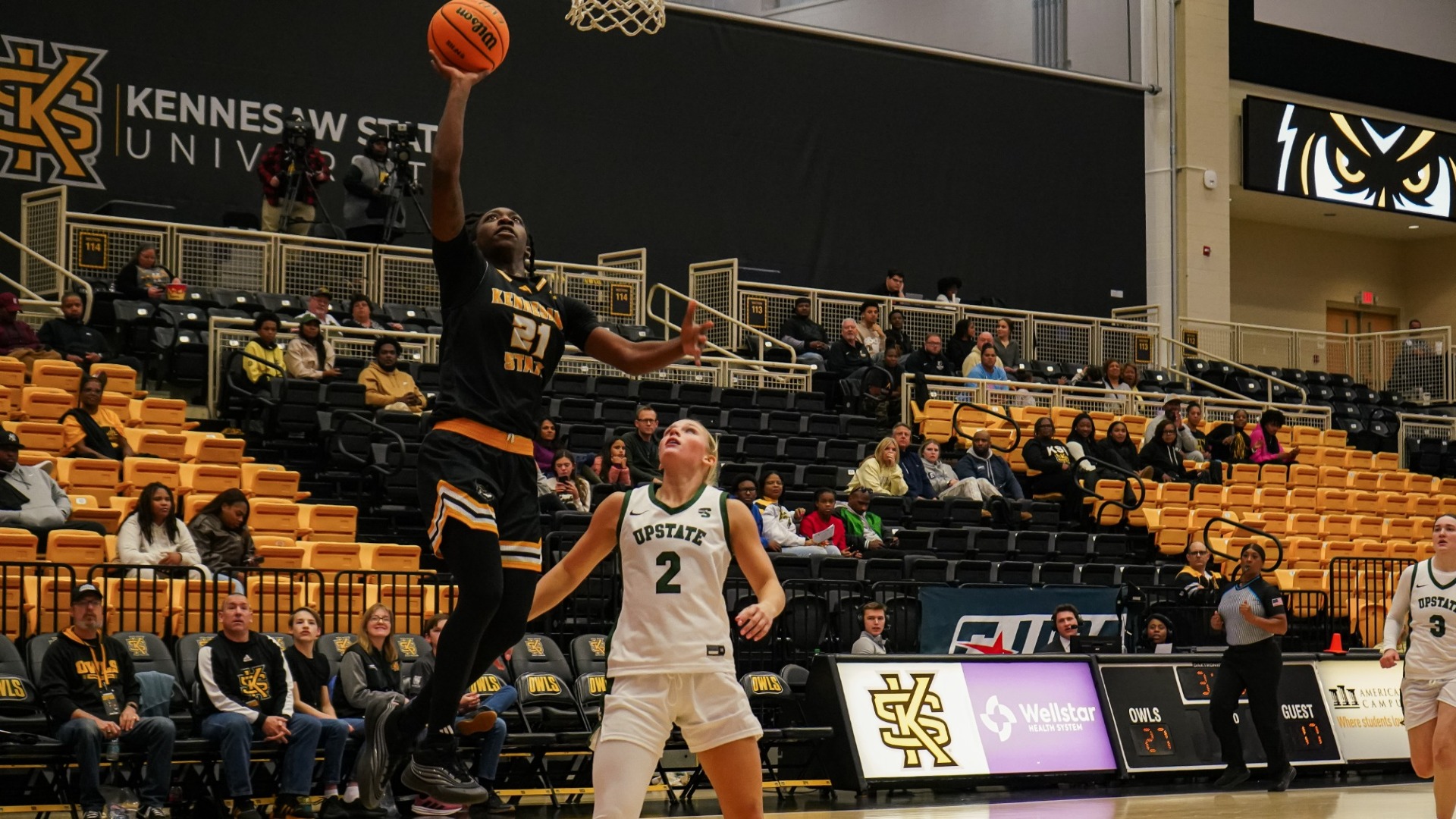 Kennesaw State guard Keyarah Berry drives to the basket. 