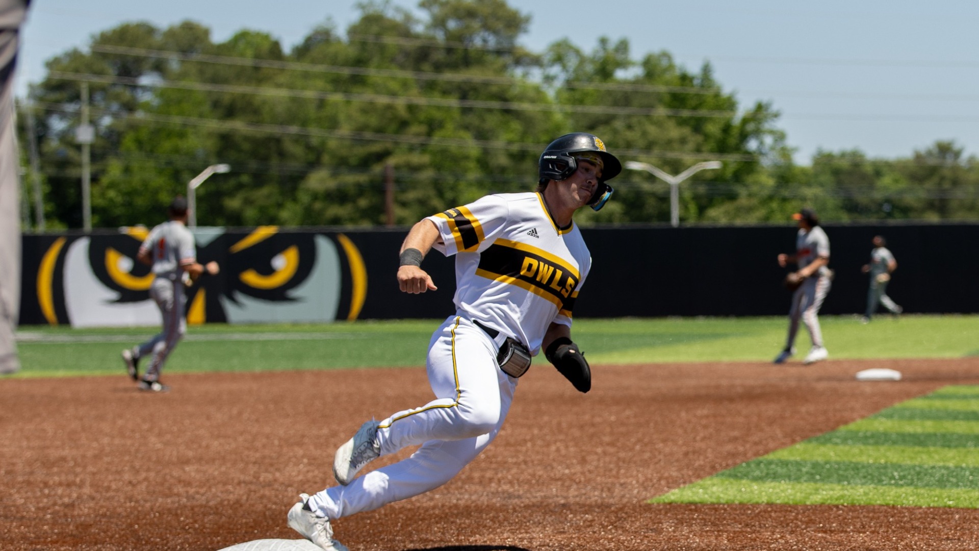 Wesley Alig rounding third