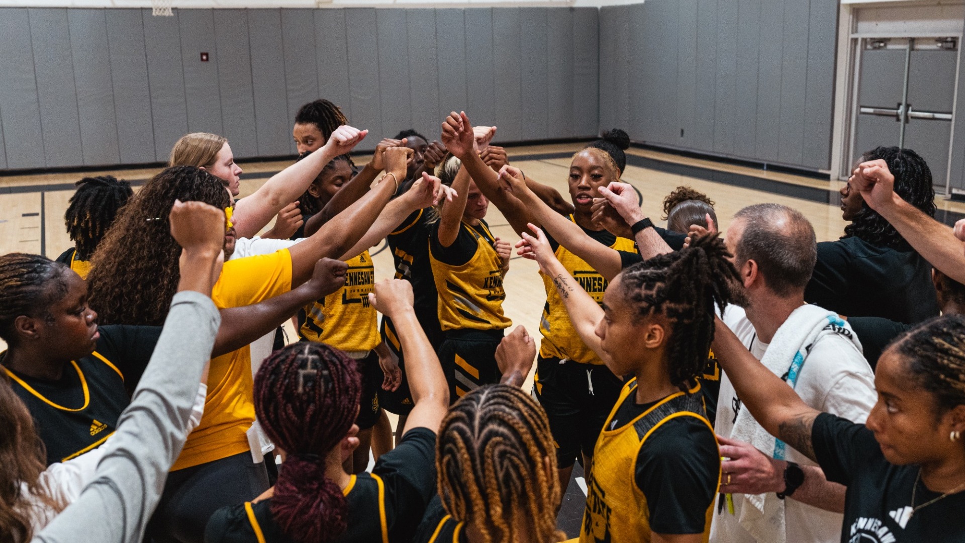 Kennesaw State women's basketball huddles during a summer 2026 practice.