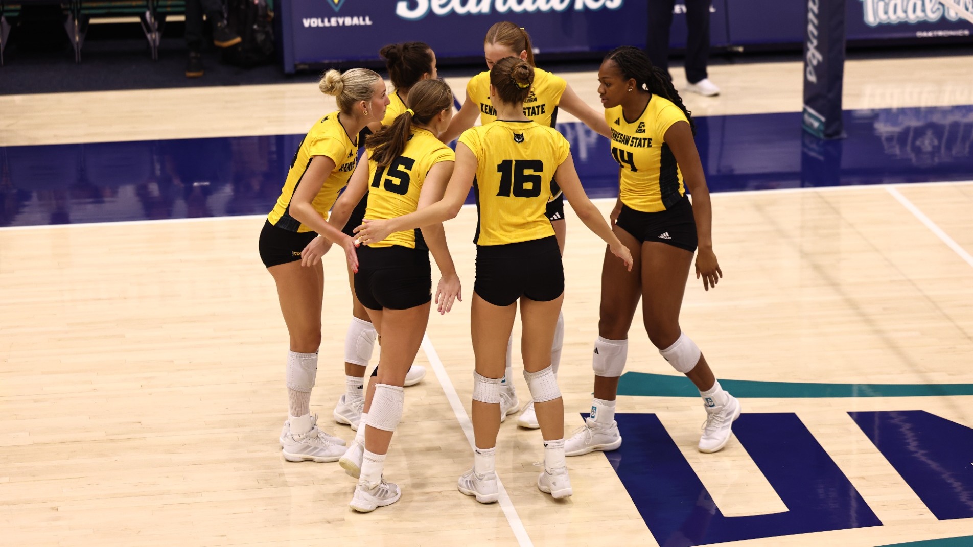 Group Huddle vs UNCW