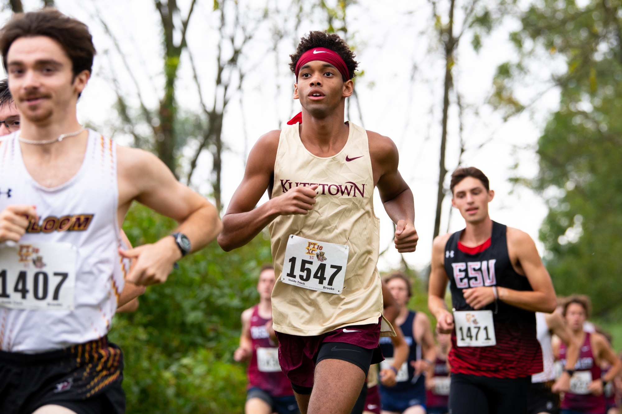 Willie Wiles running at the Division II/III Challenge, 9/13/25