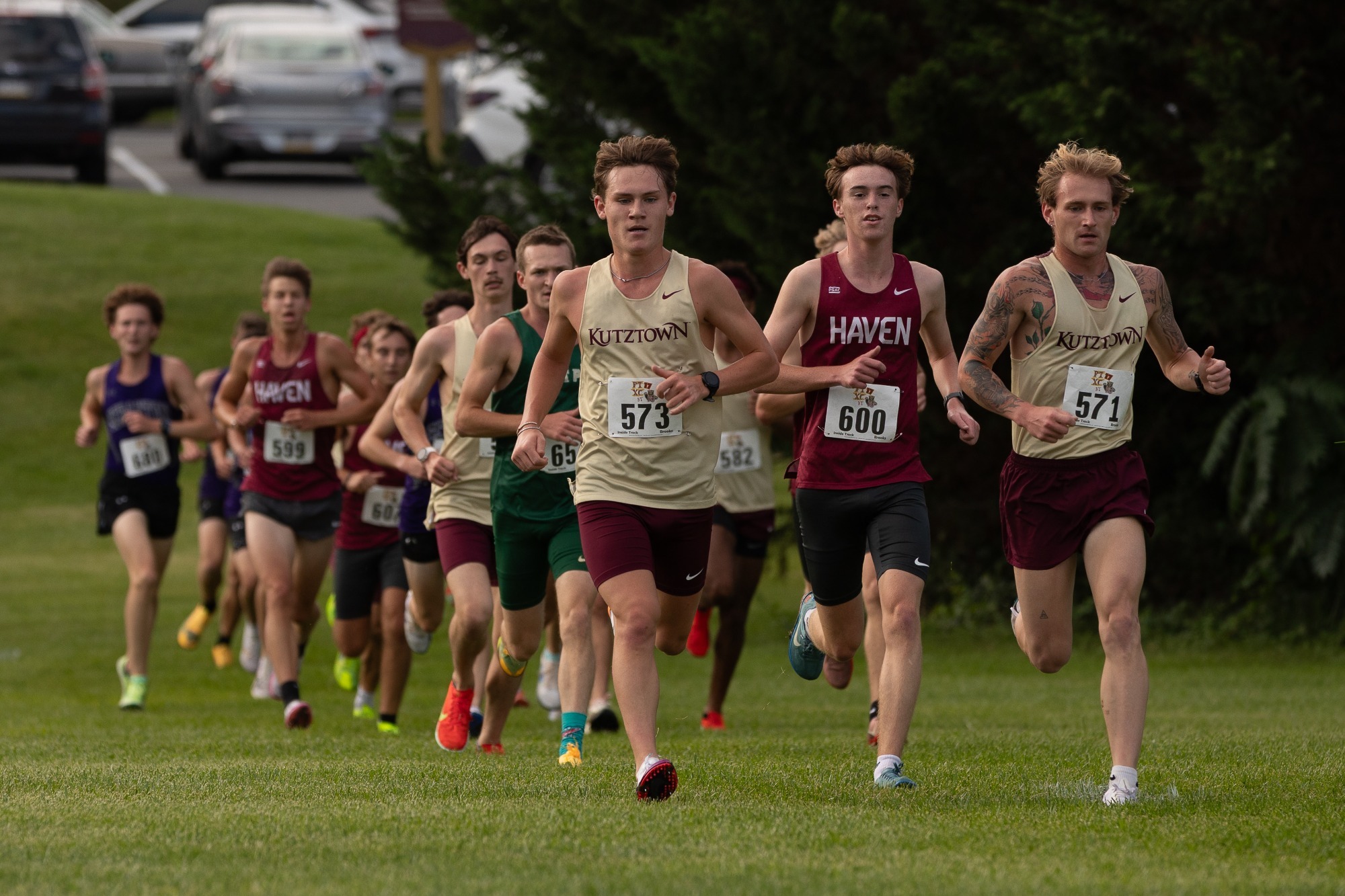 Connor Murphy running in front of the pack at the Kutztown DII-DIII Challenge, 9/12/26