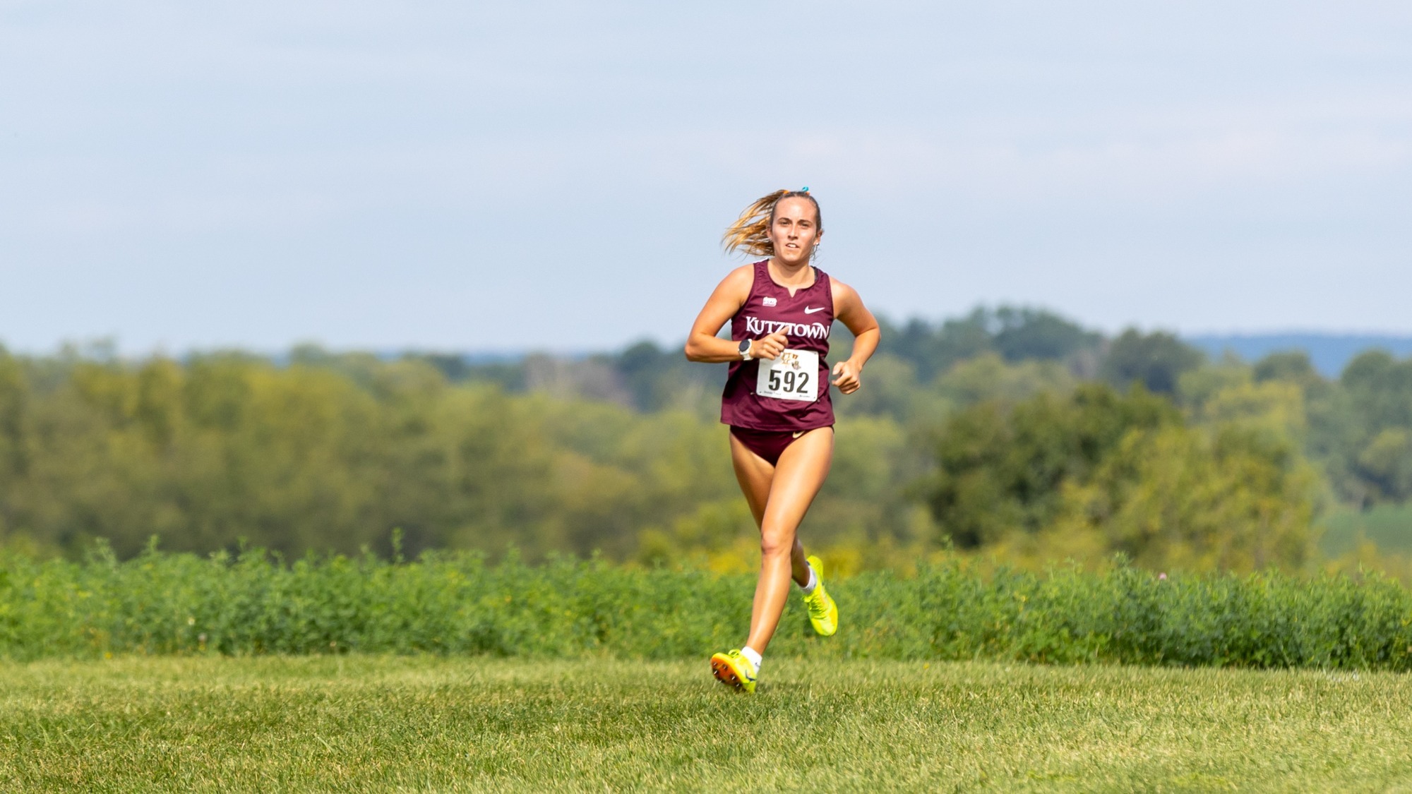 Maura Lenhart running towards the finish line at the Kutztown DII/DIII Challenge, 9/12/26