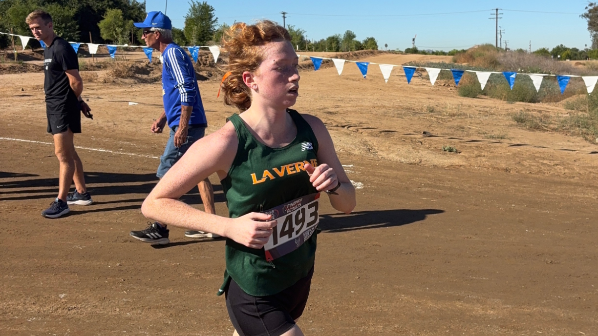 Jaiden Kelly runs a PR at the Highlander Invite