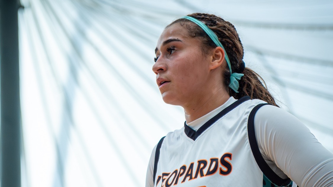 Smith Watches Teammates 