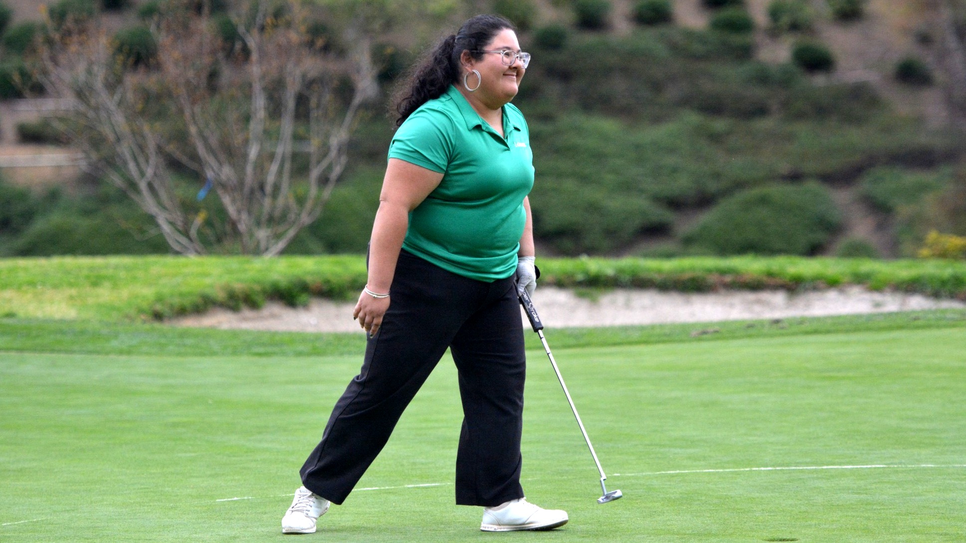 Daniela Soto celebrates sinking a putt.