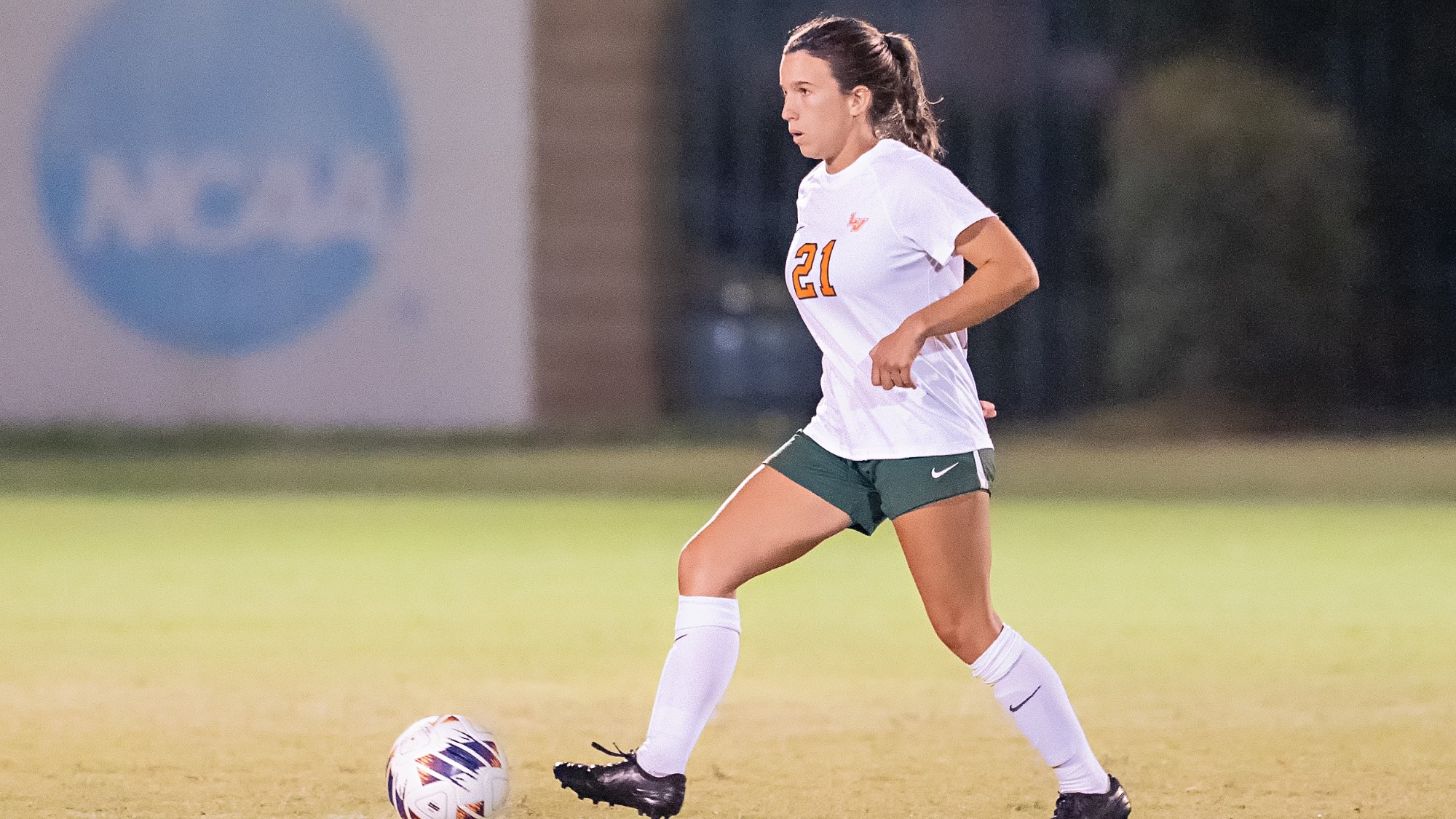 Sofia Chiovare attacks at APU