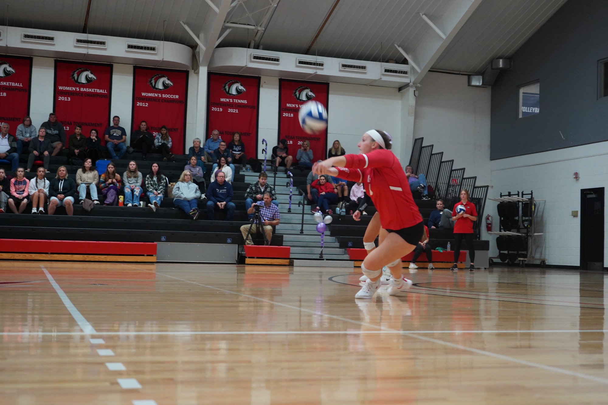 Helman's Career Night Helps Extend Women's Volleyball Win Streak