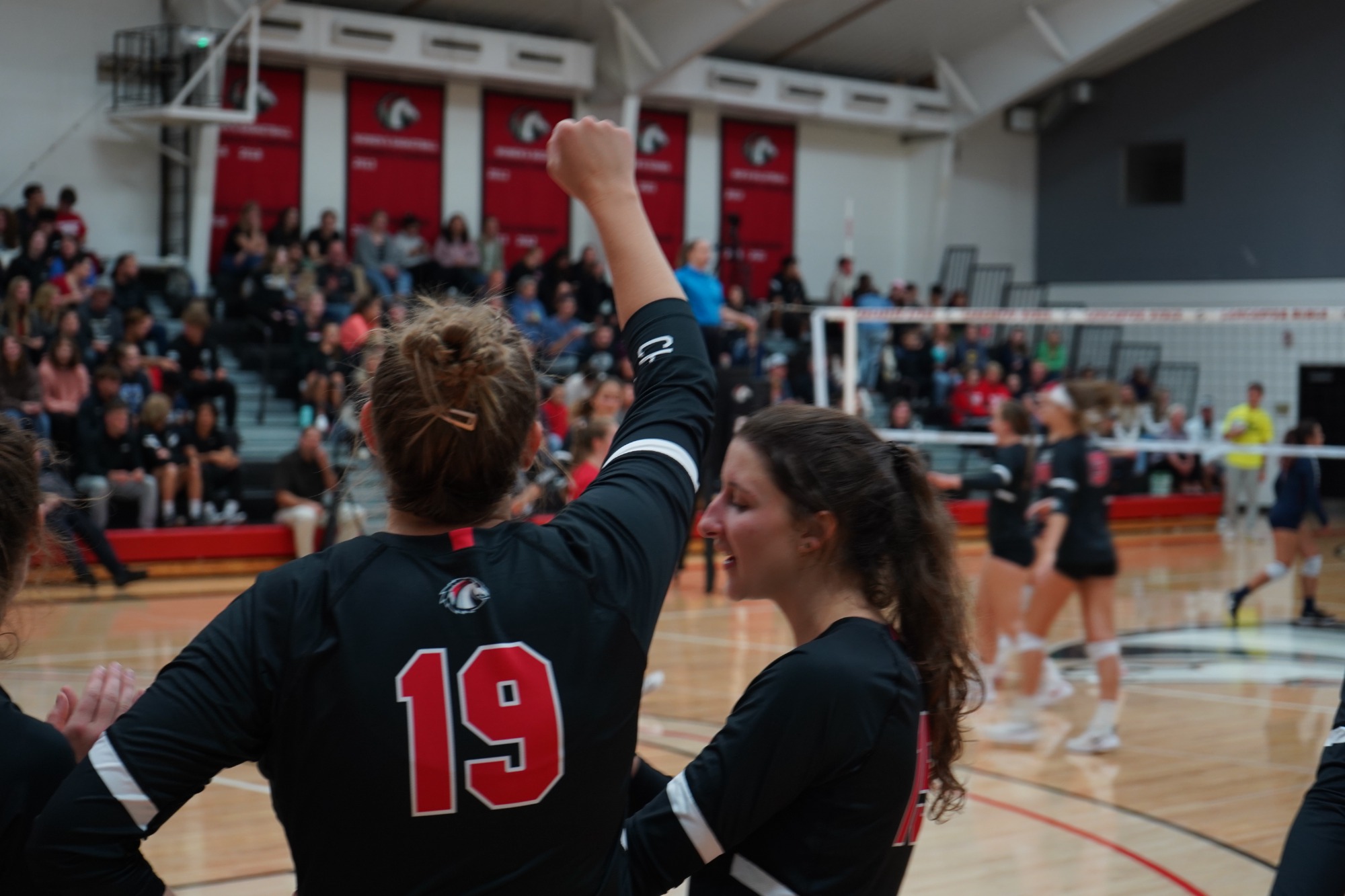 Women's Volleyball Extends Winning Streak, Races Past Patriots