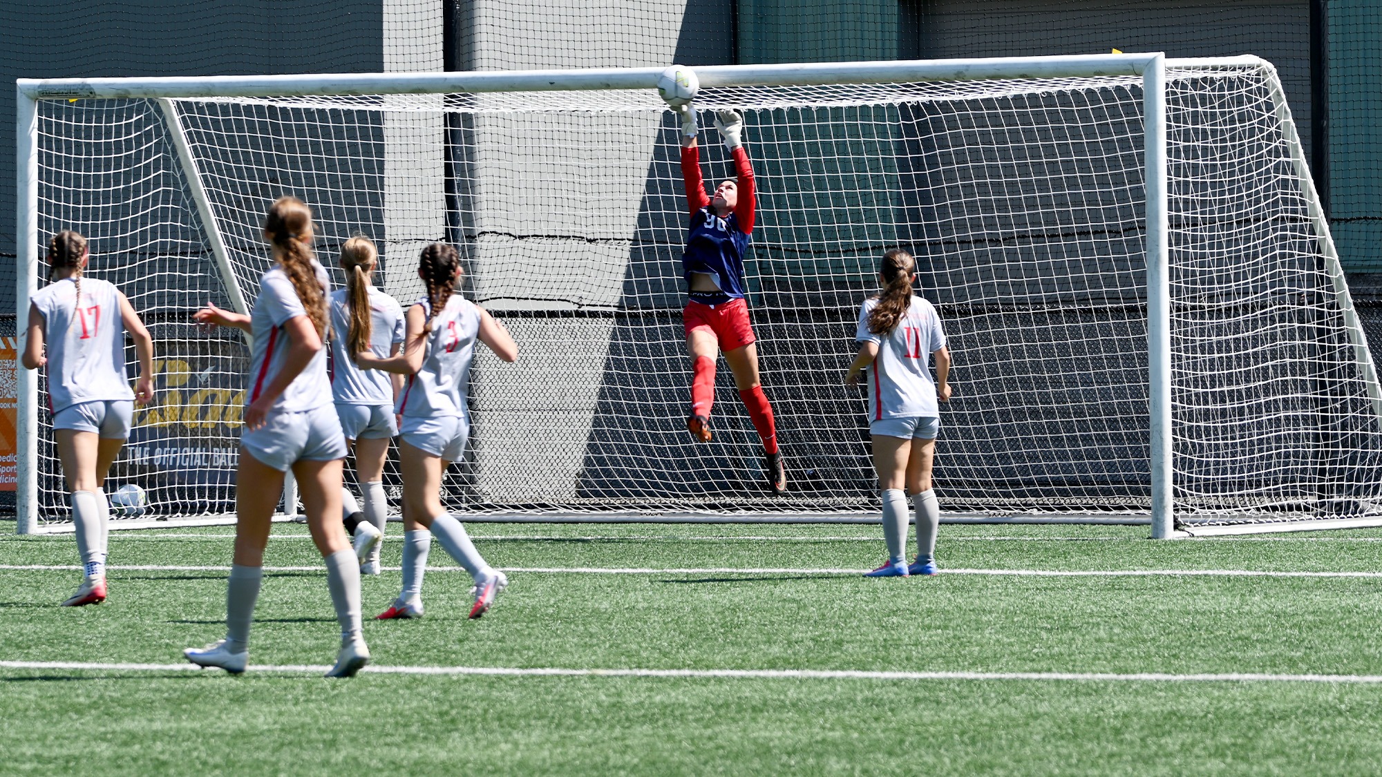 LeeaLeeann Williams with the savenn Williams with the save