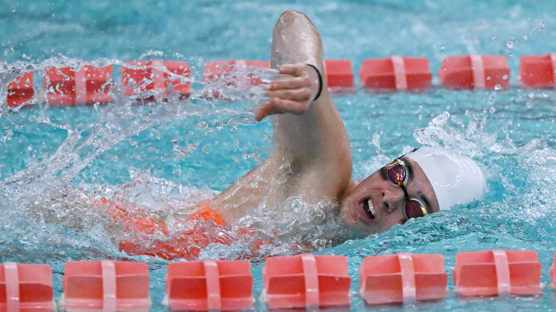 Elise Barton swims the freestyle 