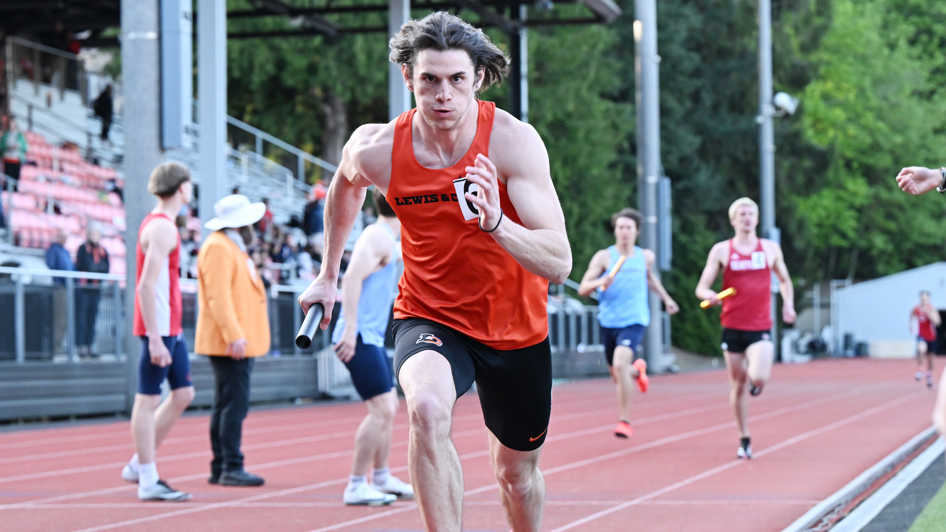 Jordan Lahusky starts to run with the baton in the 4x400M Relay