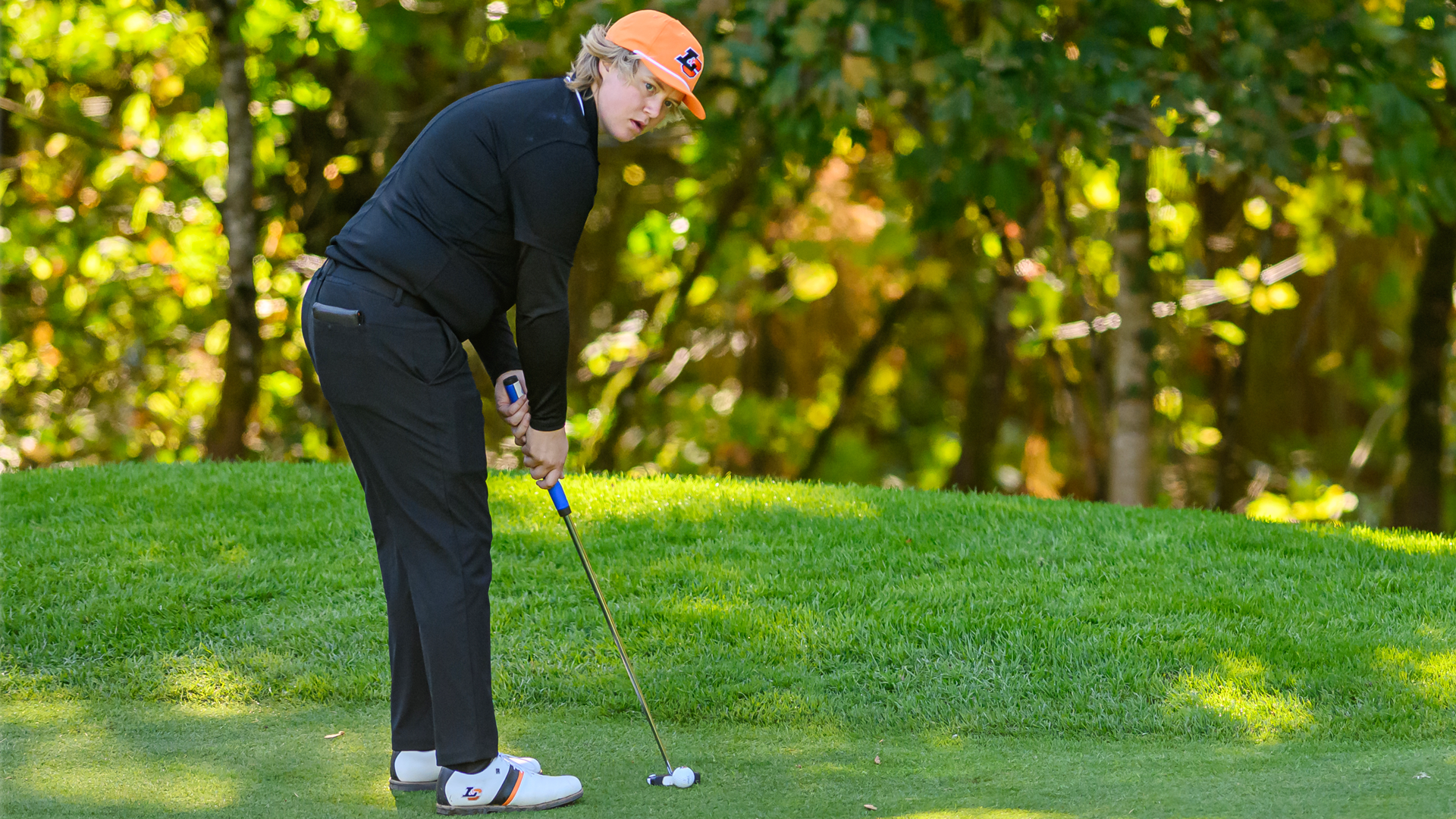 Darwyn Kormany gets set to hit a long putt 