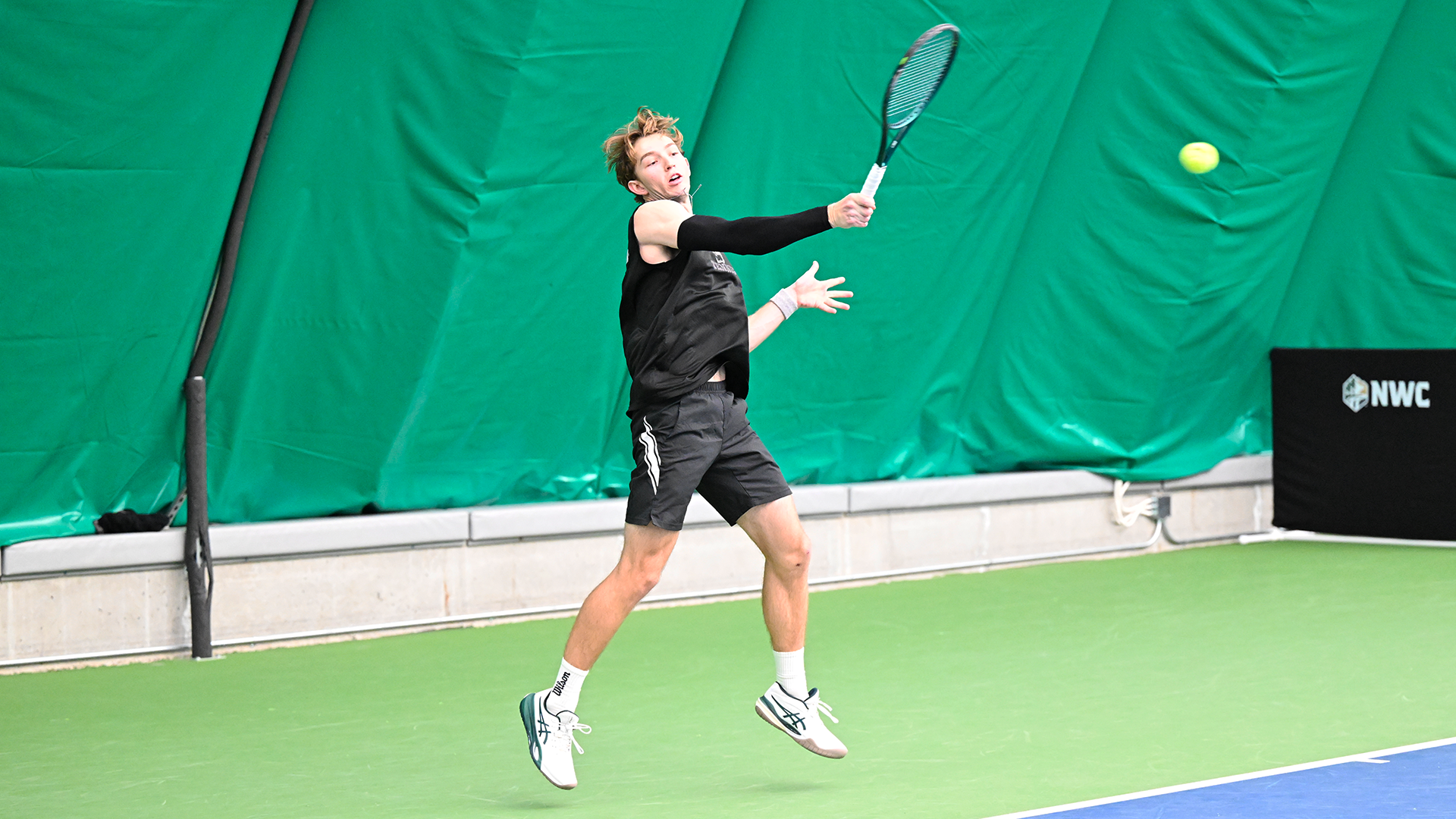 Wade McDermott hits a baseline forehand 