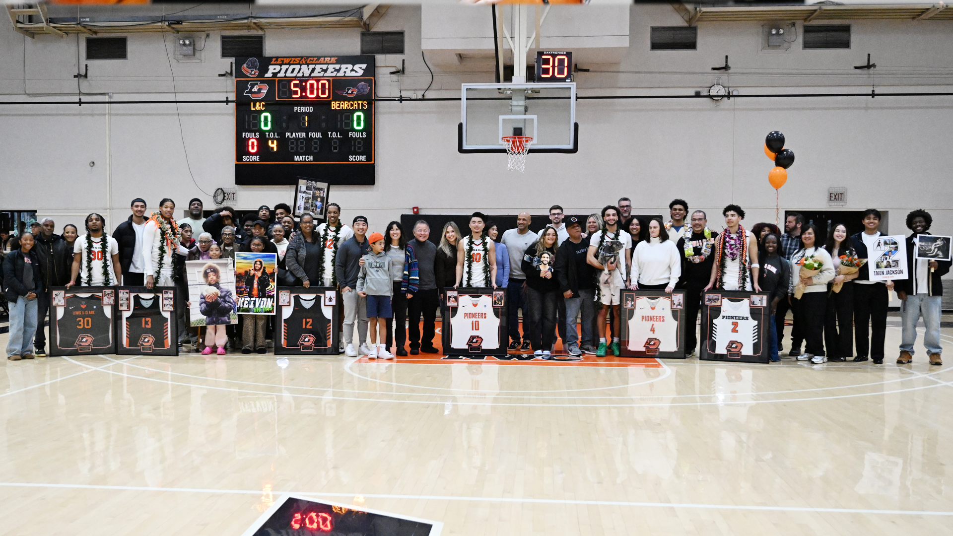 Men's Basketball's seniors pose for a group photo with their families