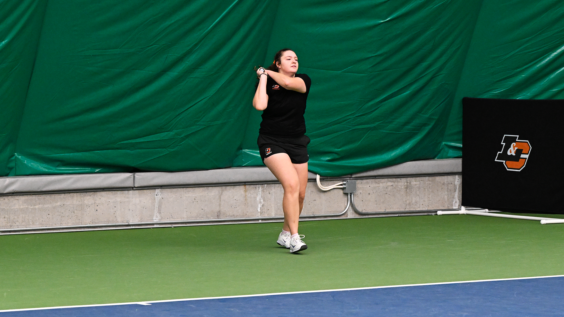 Emma Loucks hits a baseline backhand.