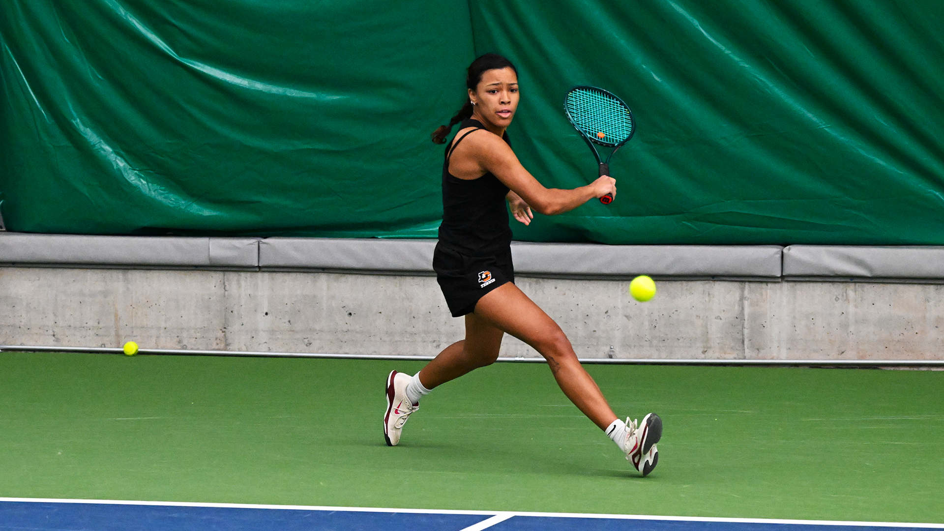 Maya Curry prepares to hit a baseline backhand.