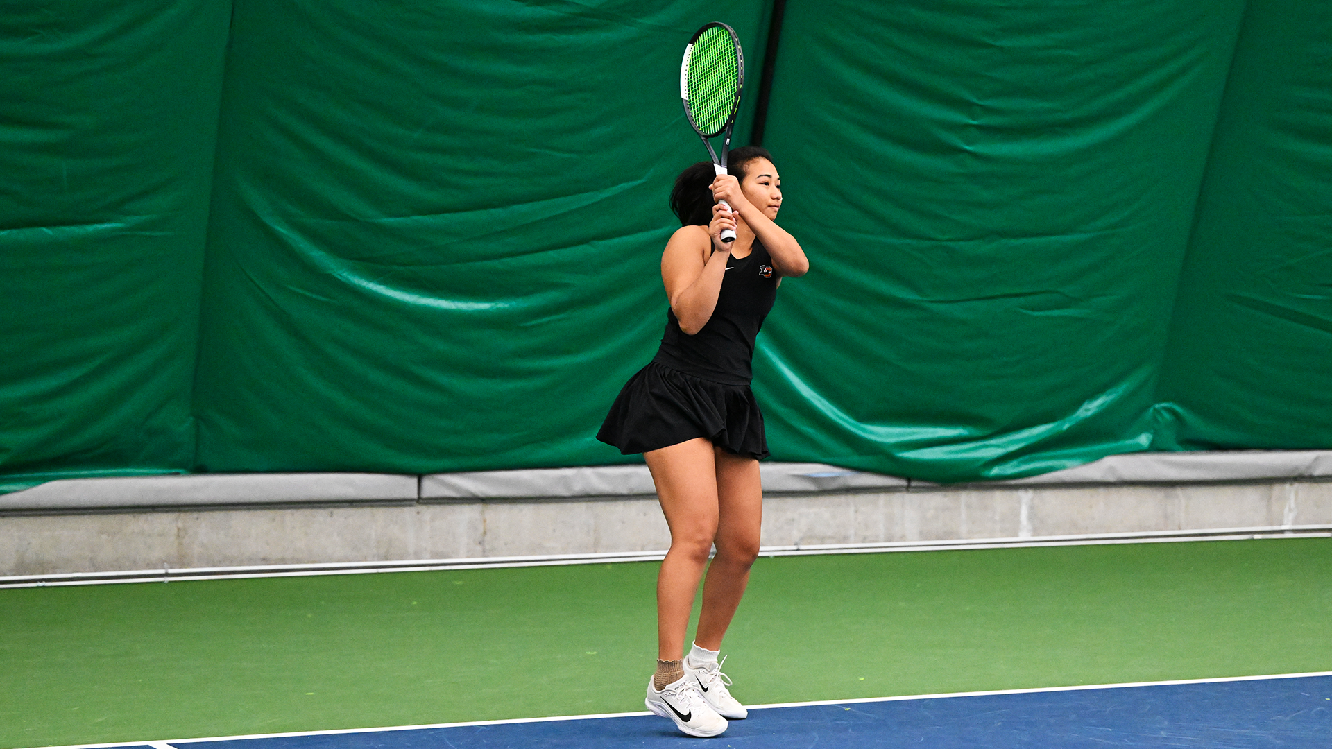 Madi Vianzon hits a baseline backhand.