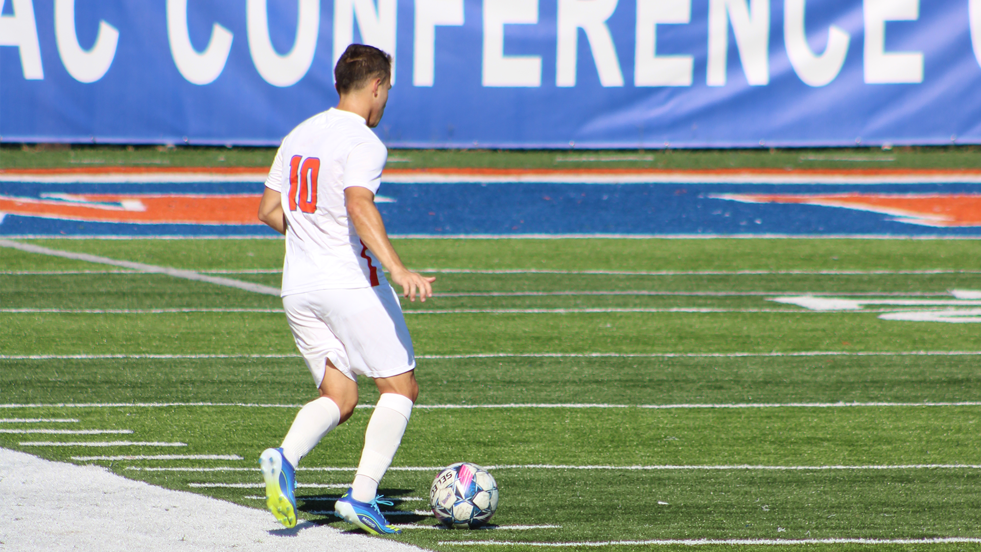 Juan Sierra stands over the ball vs. OLLU 10/11/25