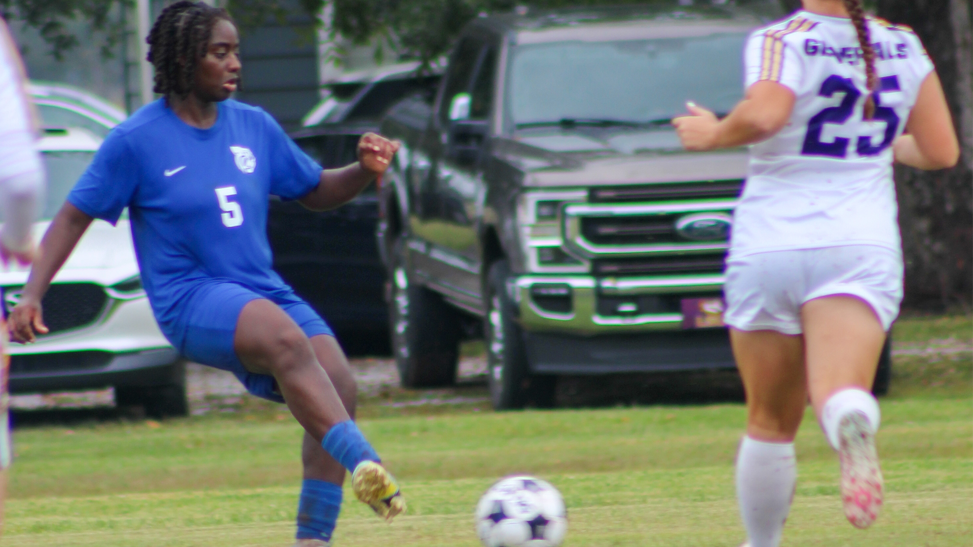 Kamsi Nwosu-Damian passes the ball vs. LSUA 10/25/25