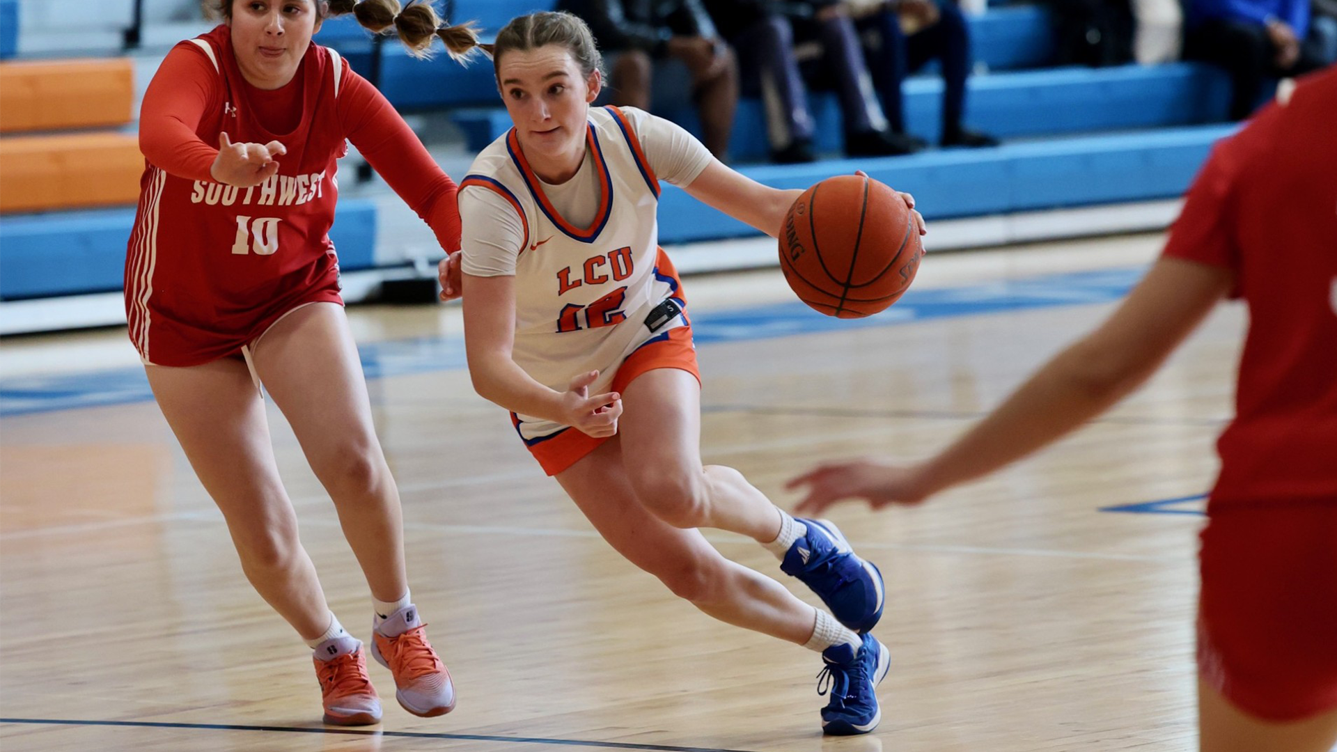 Maddison Carey attacks the paint vs. USW 1/17/26