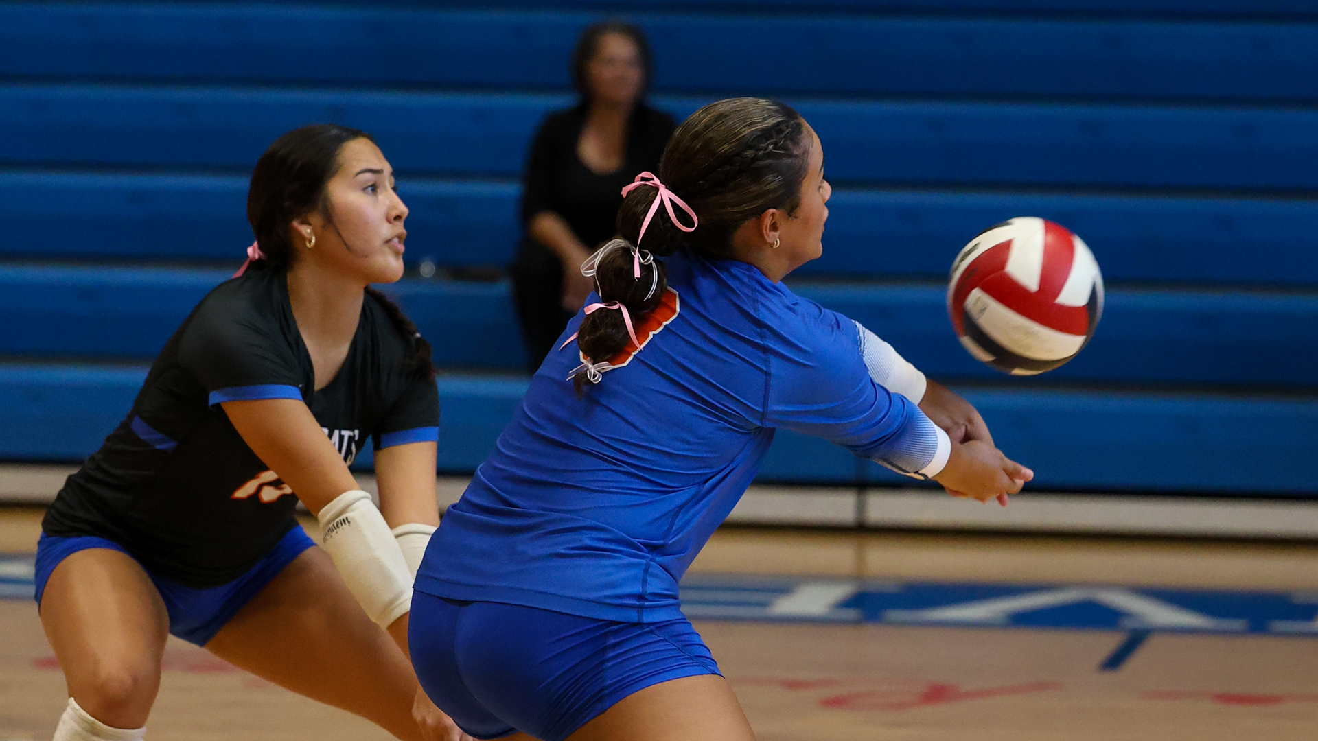 Yadneli Molina & Shanoa Mitch go for reception vs. USW 10/3/26