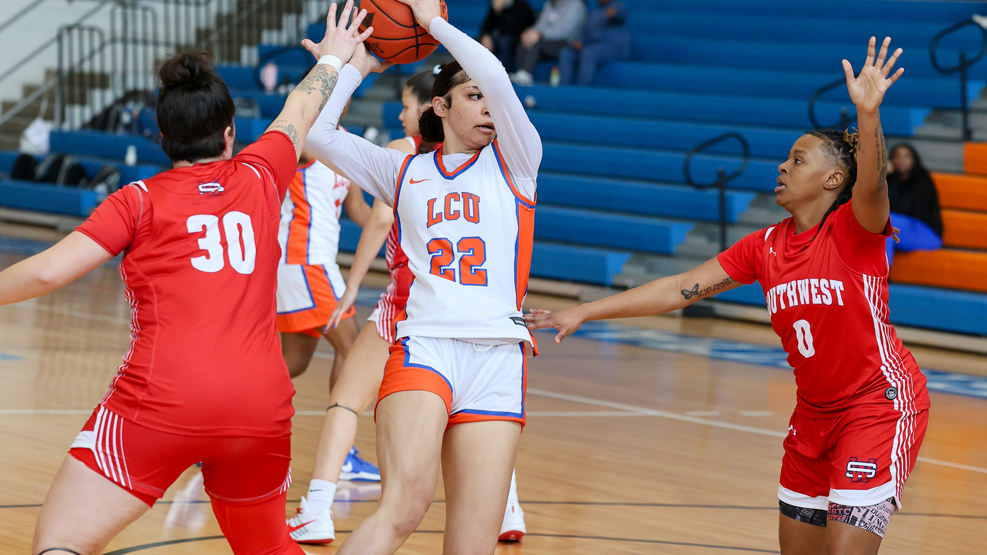 Kylei Leblanc moves around 2 USW defenders 1/17/26