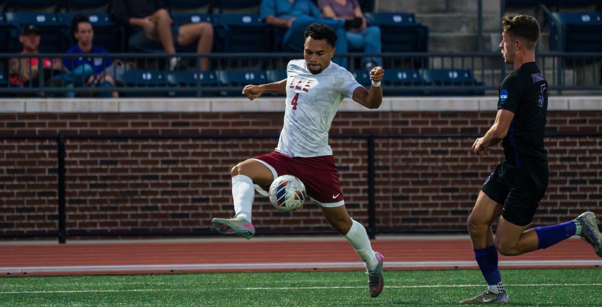 Niedwetski with the ball