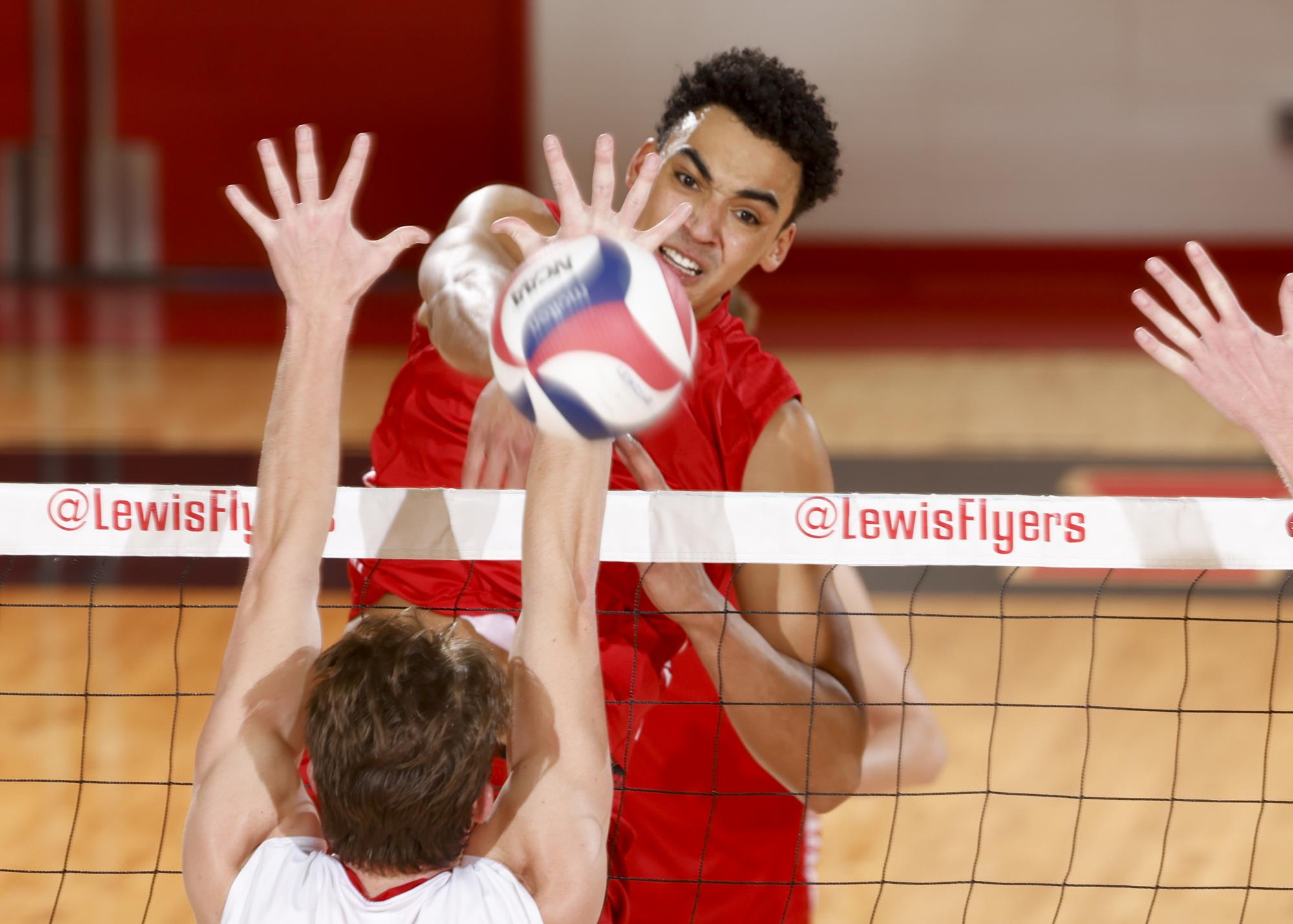No. 9 Lewis Men’s Volleyball Bounces Back With Sweep At Quincy Lewis