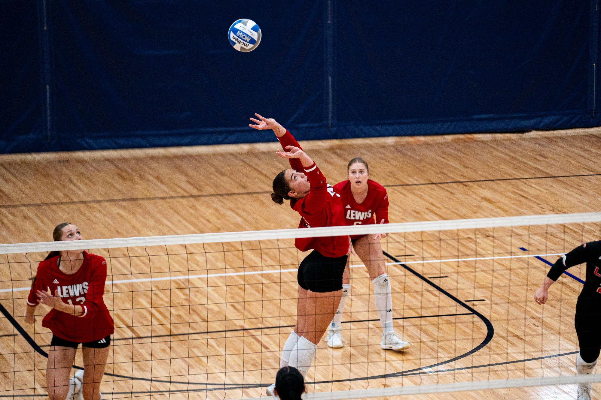 Kaileigh Krawiec sets a ball at the 2026 Midwest Crossover