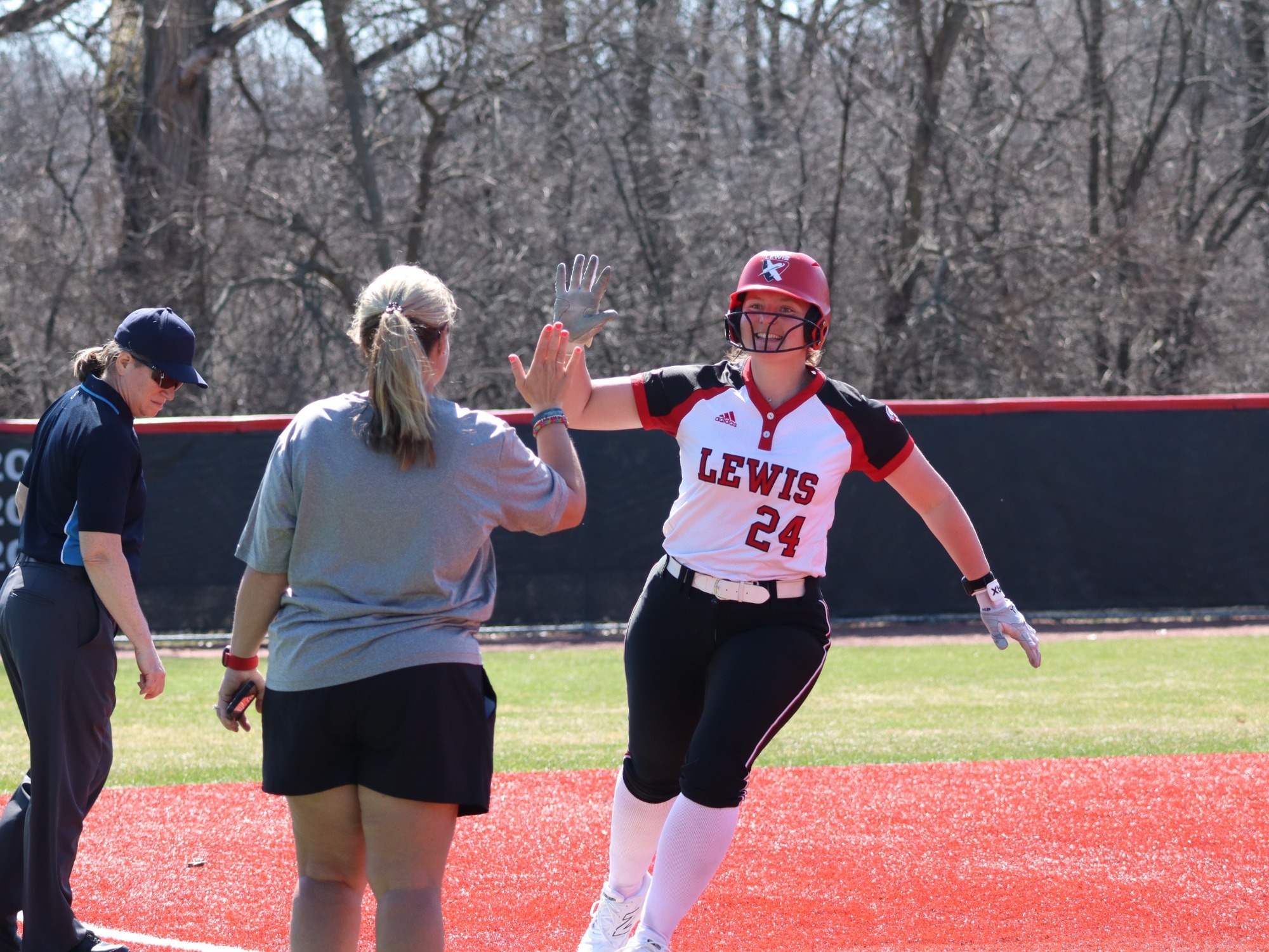 Anna Frafjord high fives her coach after a grand slam