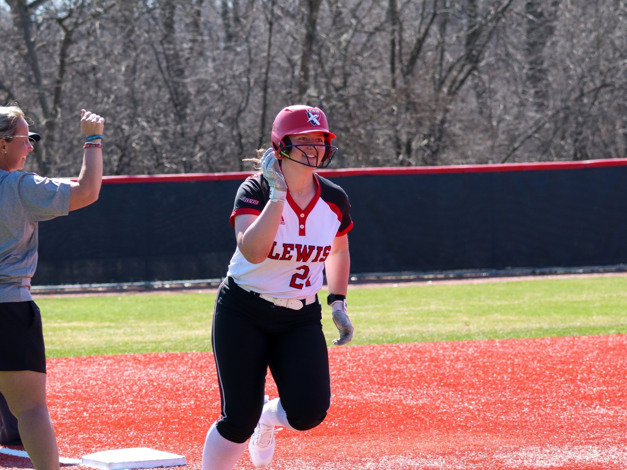 Anna Frafjord rounds the bases