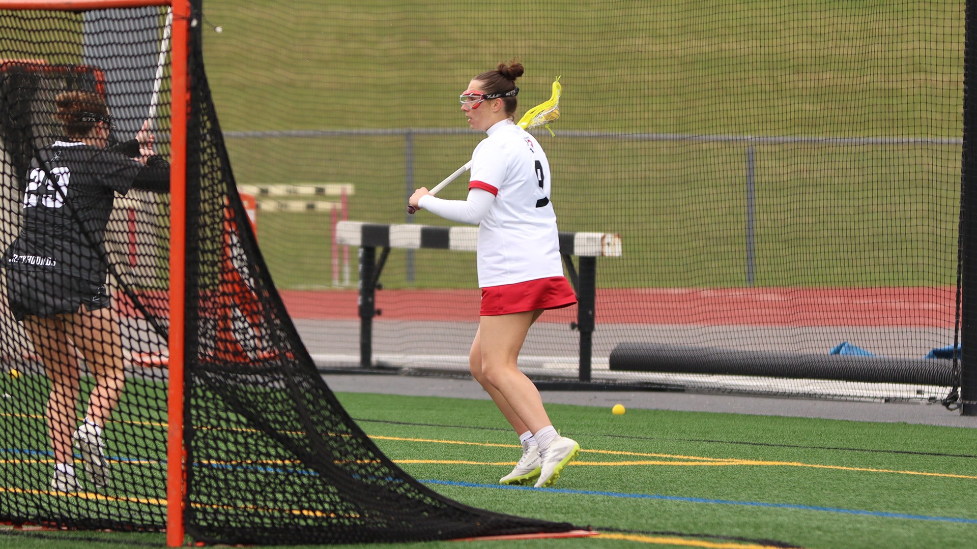 Victoria Zielinski looks for a teammate