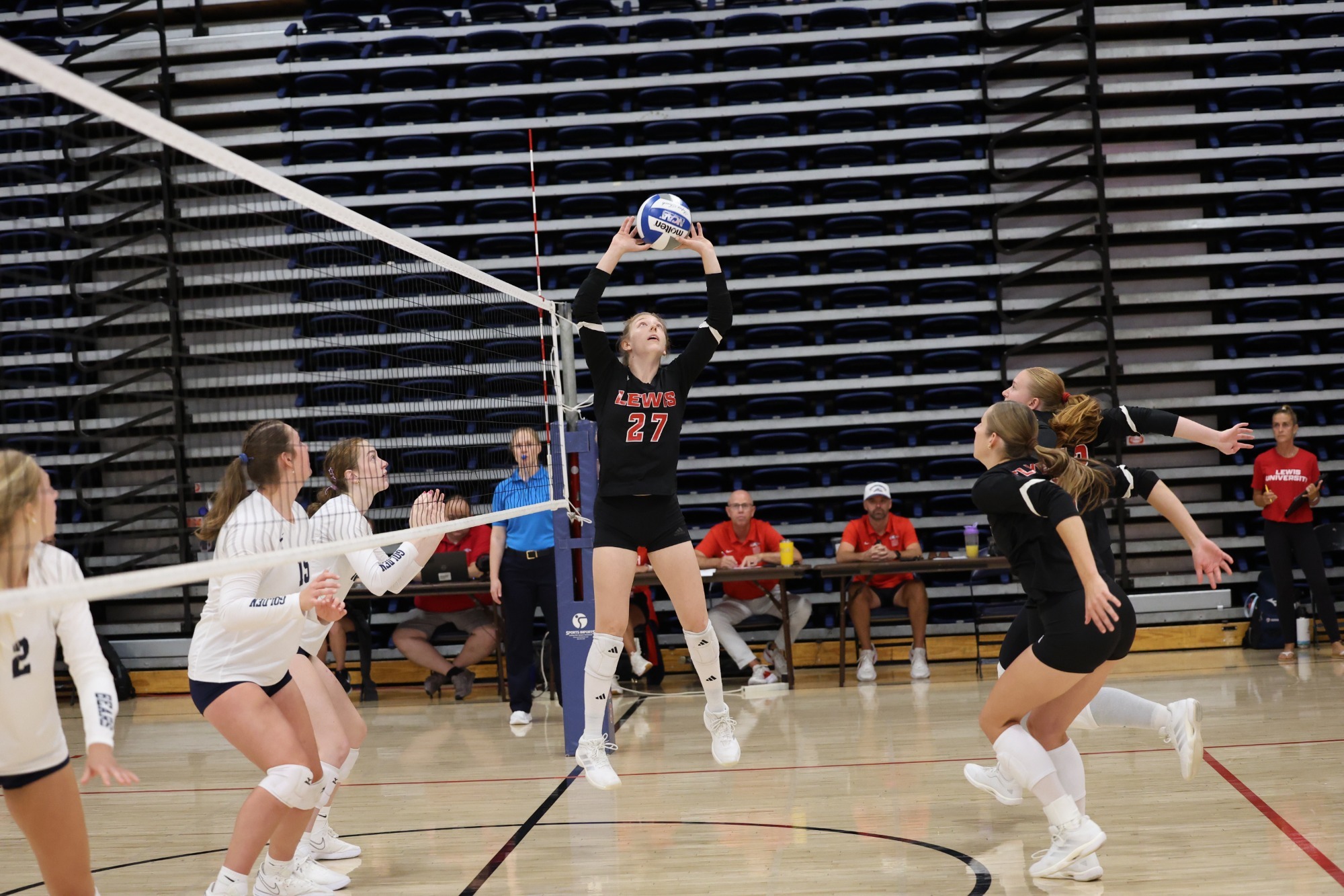 Rachel Kaczorowski passes the ball