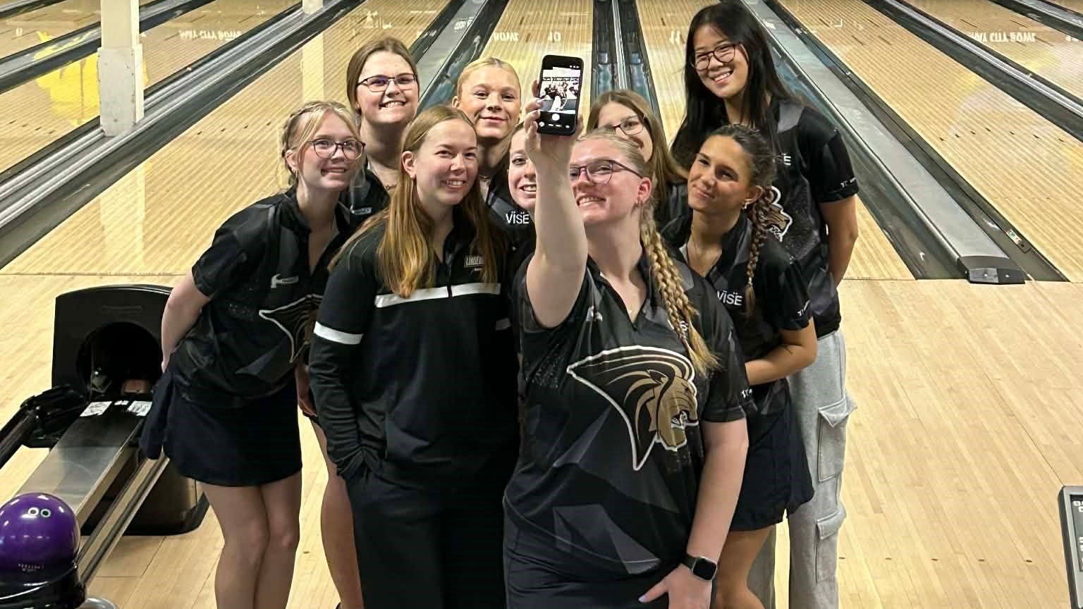 women's bowling.Kohawk selfie 2026
