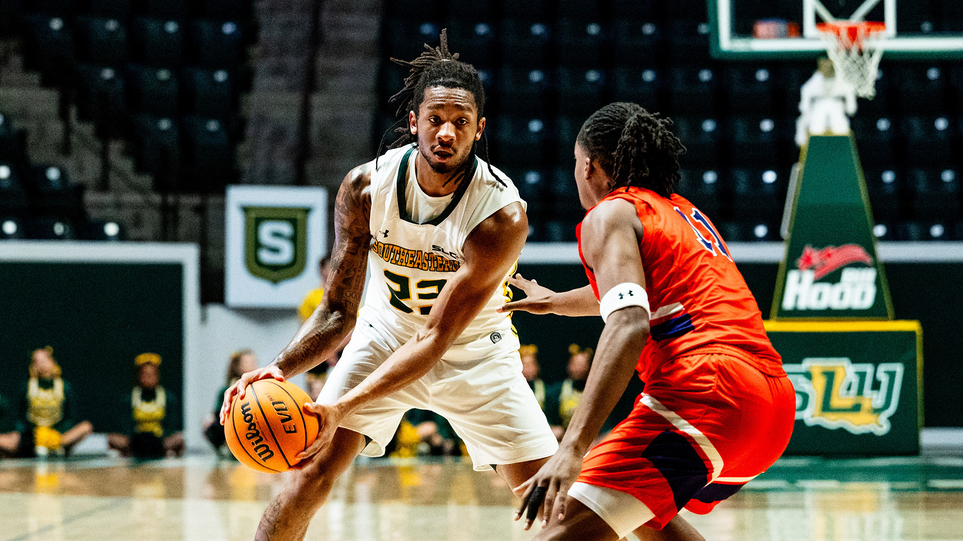 Isaiah Gaines gets set to drive to the basket versus Northwestern State Dec. 7, 2025