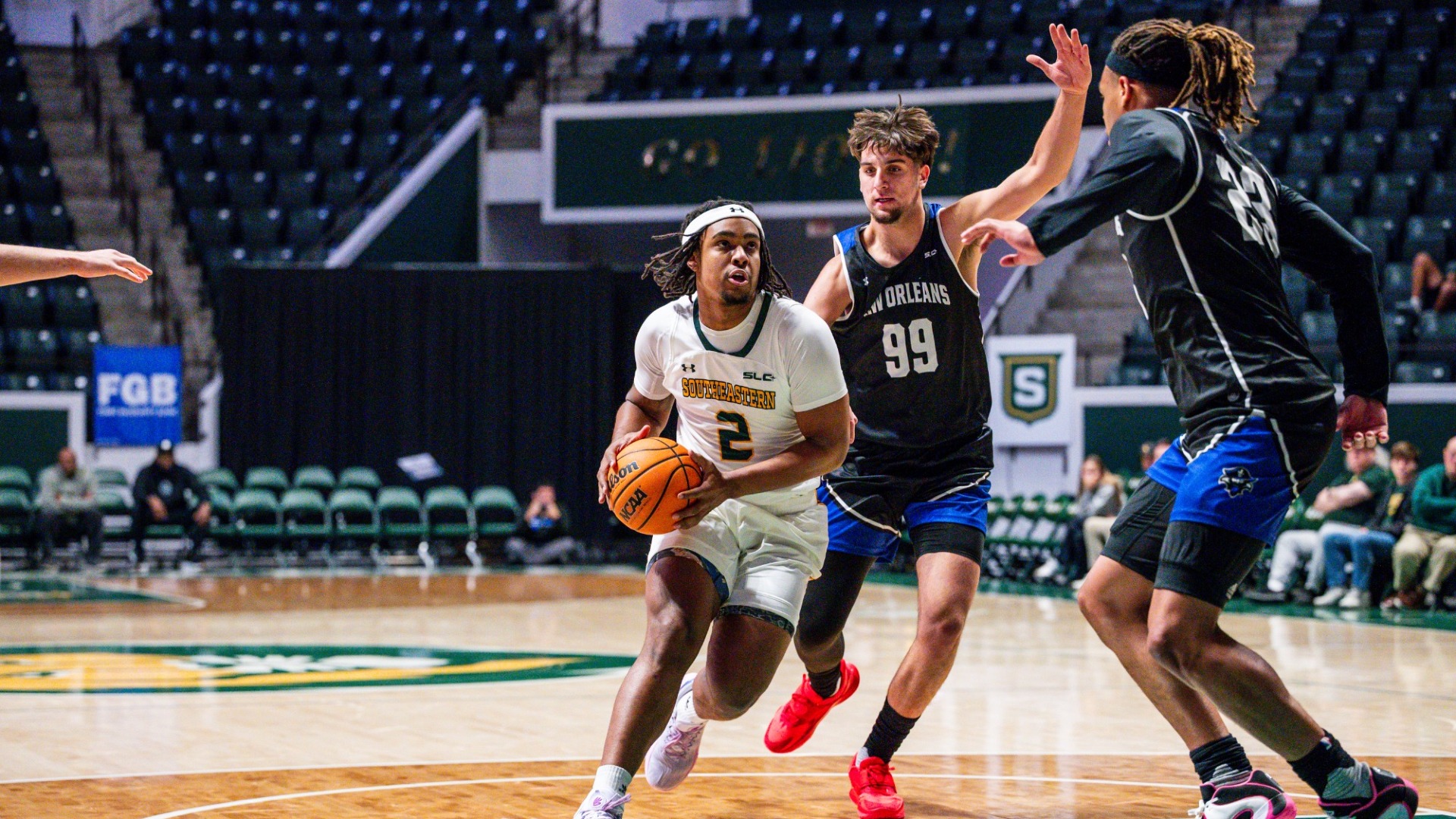 Jalen Forrest driving to the rim vs two New Orleans' defenders