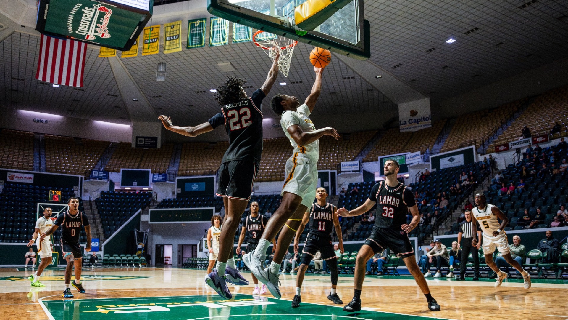 Glory Etim reverse layup vs Lamar defender