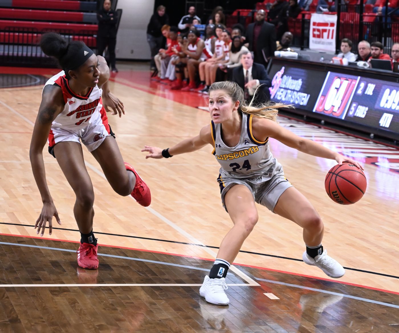 Women's hoops take thriller in home opener for Sumski's first