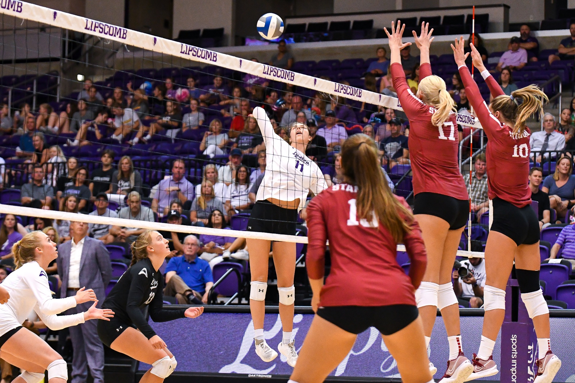 Volleyball Rolls To SixthStraight Victory With Win Over Queens University