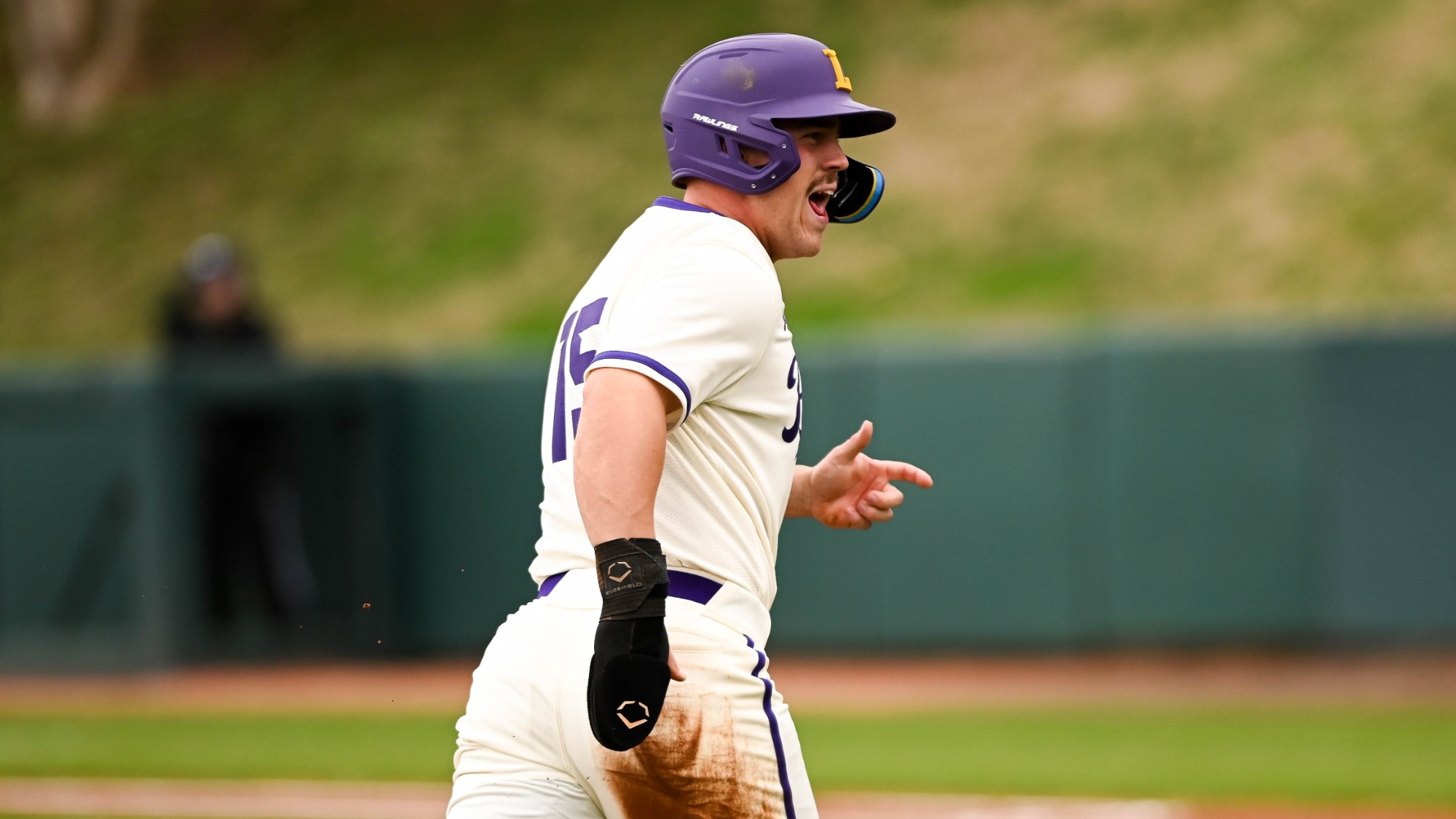 Baseball Hits Three Homers in Road Win Over MTSU University