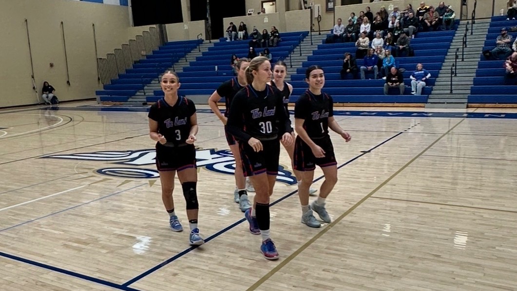 LLCC women's basketball team cheering.