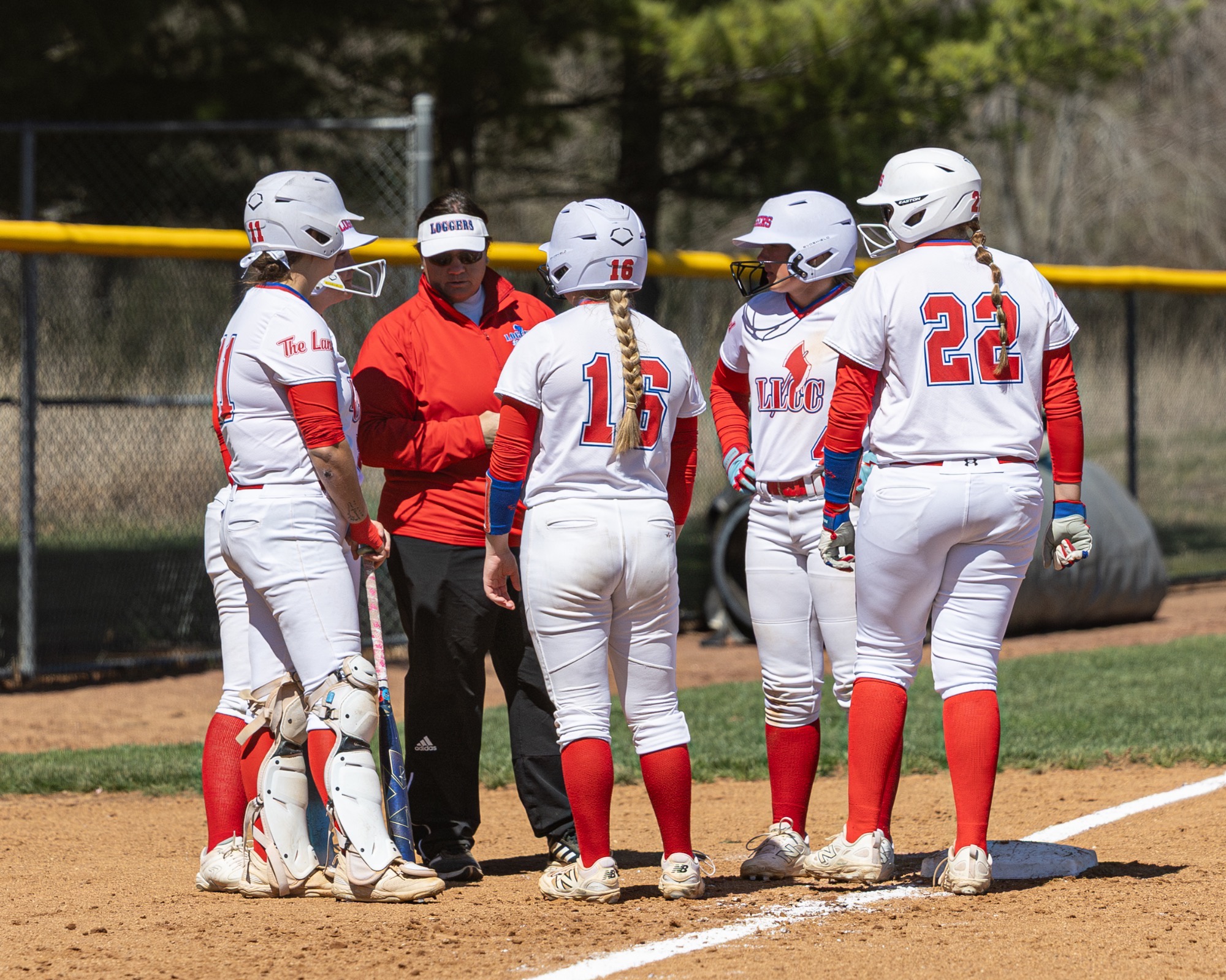 LLCC softball team standing in a circle.