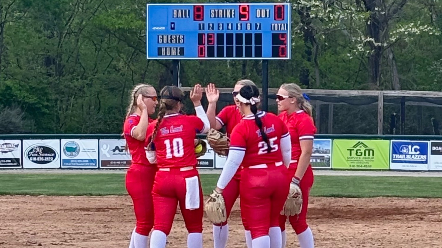 LLCC softball team standing in a circle.