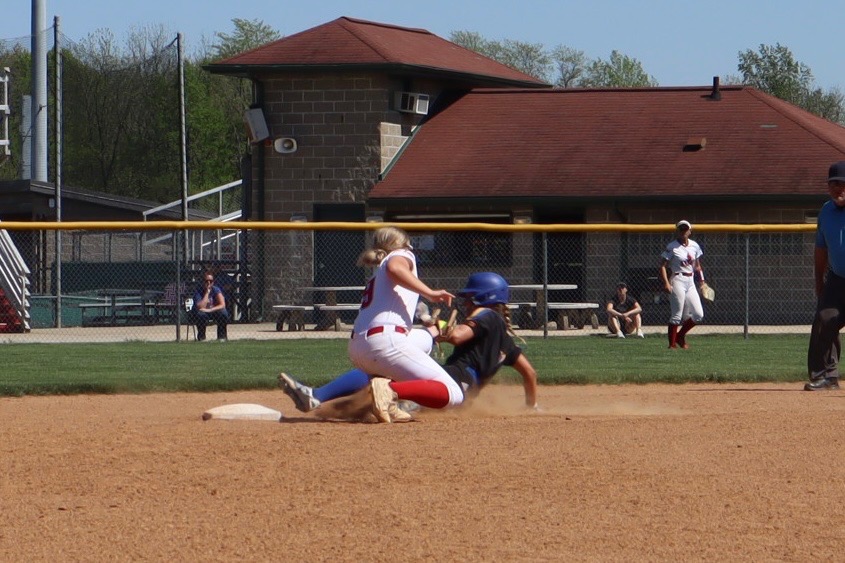 LLCC softball player tagging someone out.