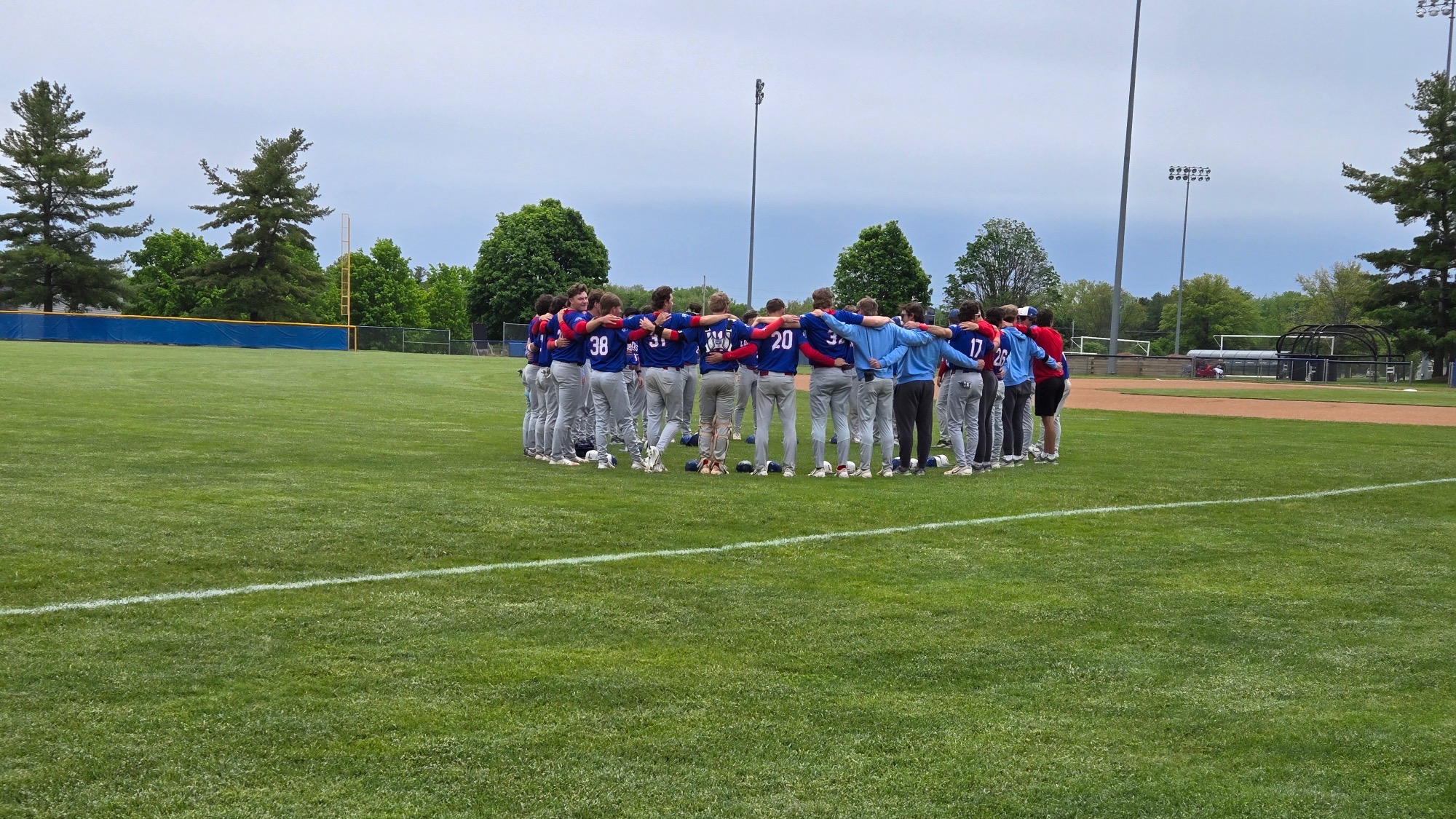 LLCC baseball team standing in a circle.